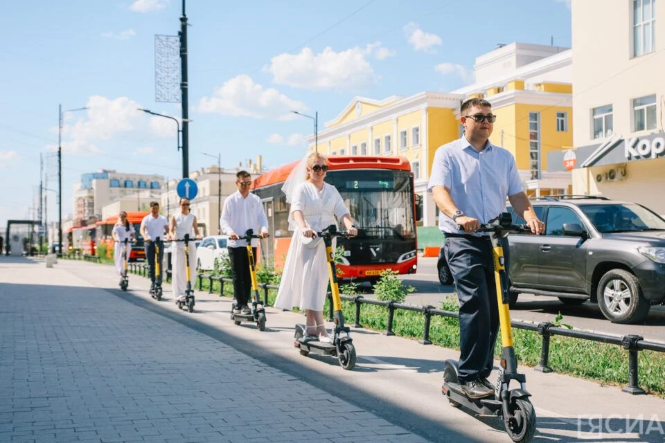 👰🤵 Молодожены устроили праздничный пробег на электросамокатах в Якутске