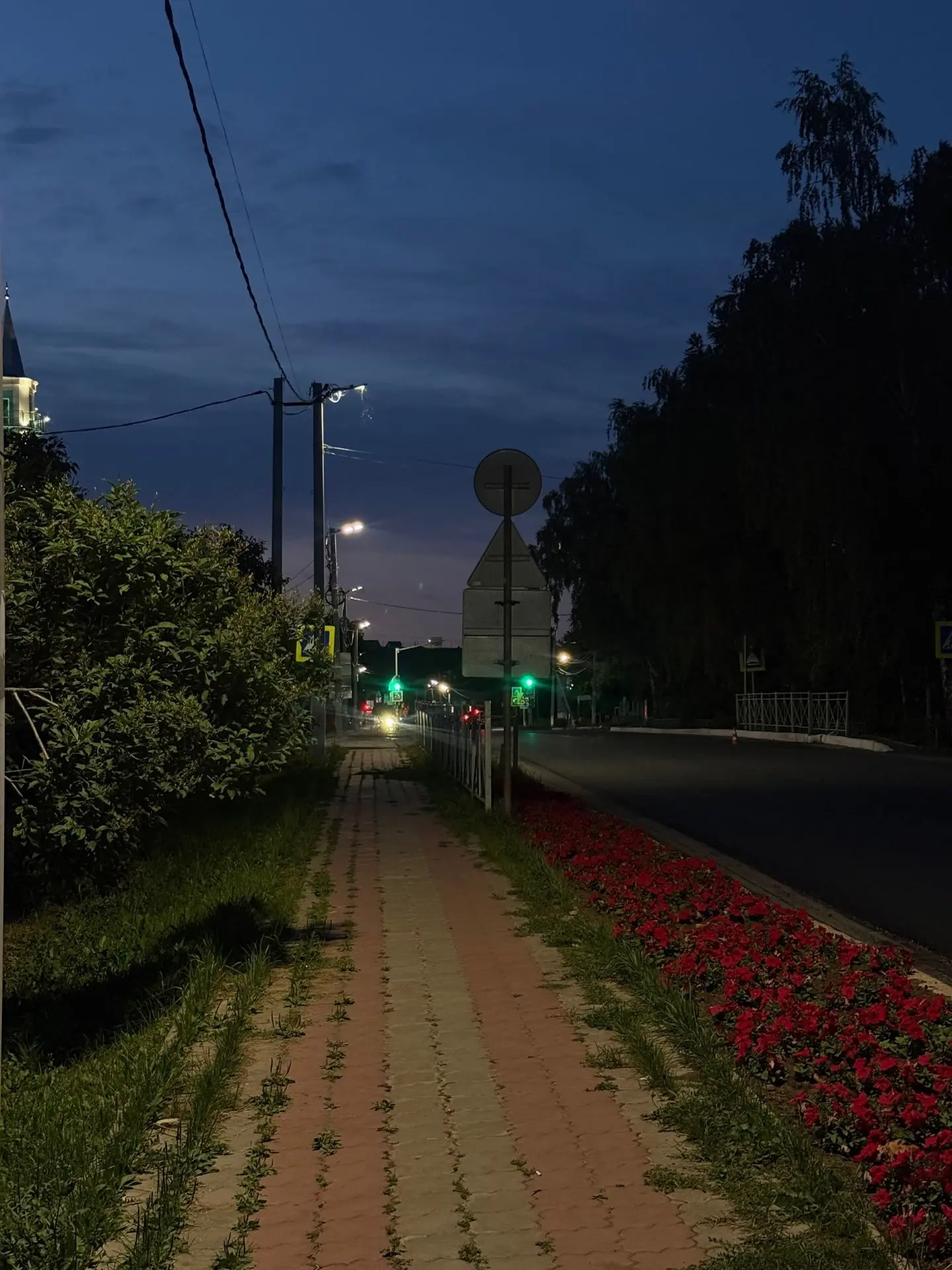 Город засыпает, значит, пора ложиться спать и отдыхать. 🌙

Провожаем четверг — ещё один день пролет
