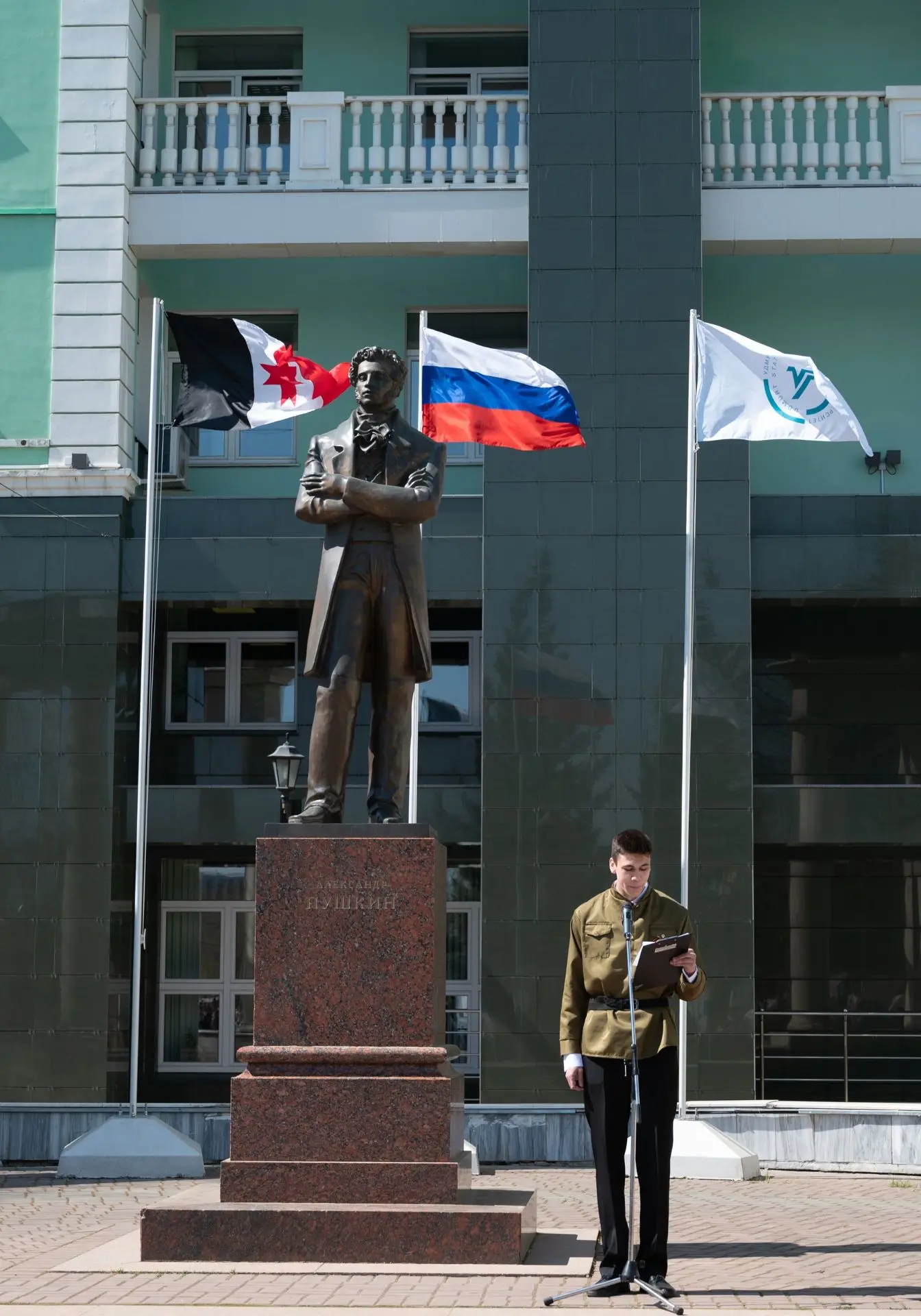 Победный май в УдГУ   Сегодня сквер у памятника Пушкину превратился в масштабную интерактивную площа