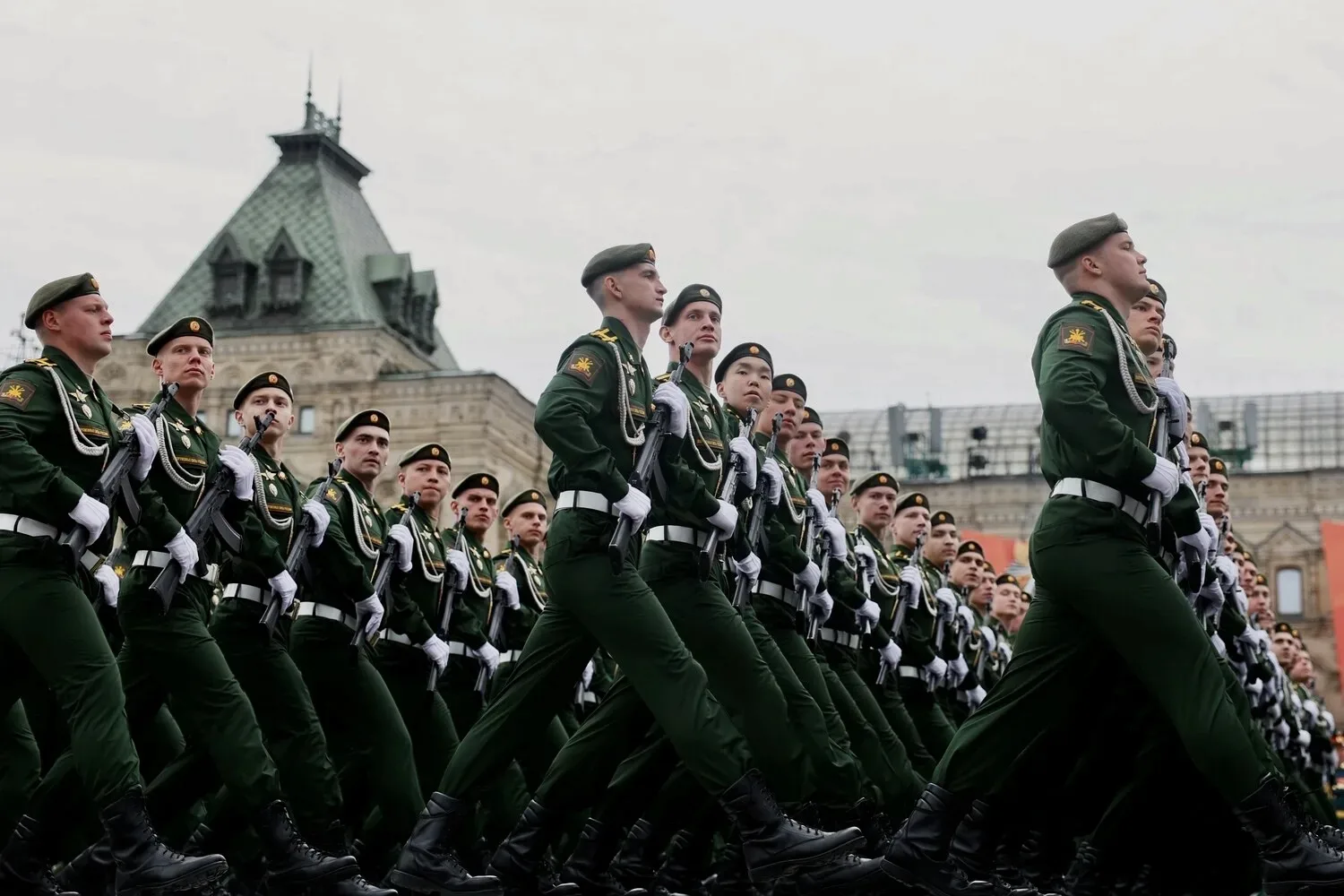 9 Мая, наверное, каждый житель нашей страны смотрит Парад Победы. Восхищается стройными рядами, стро