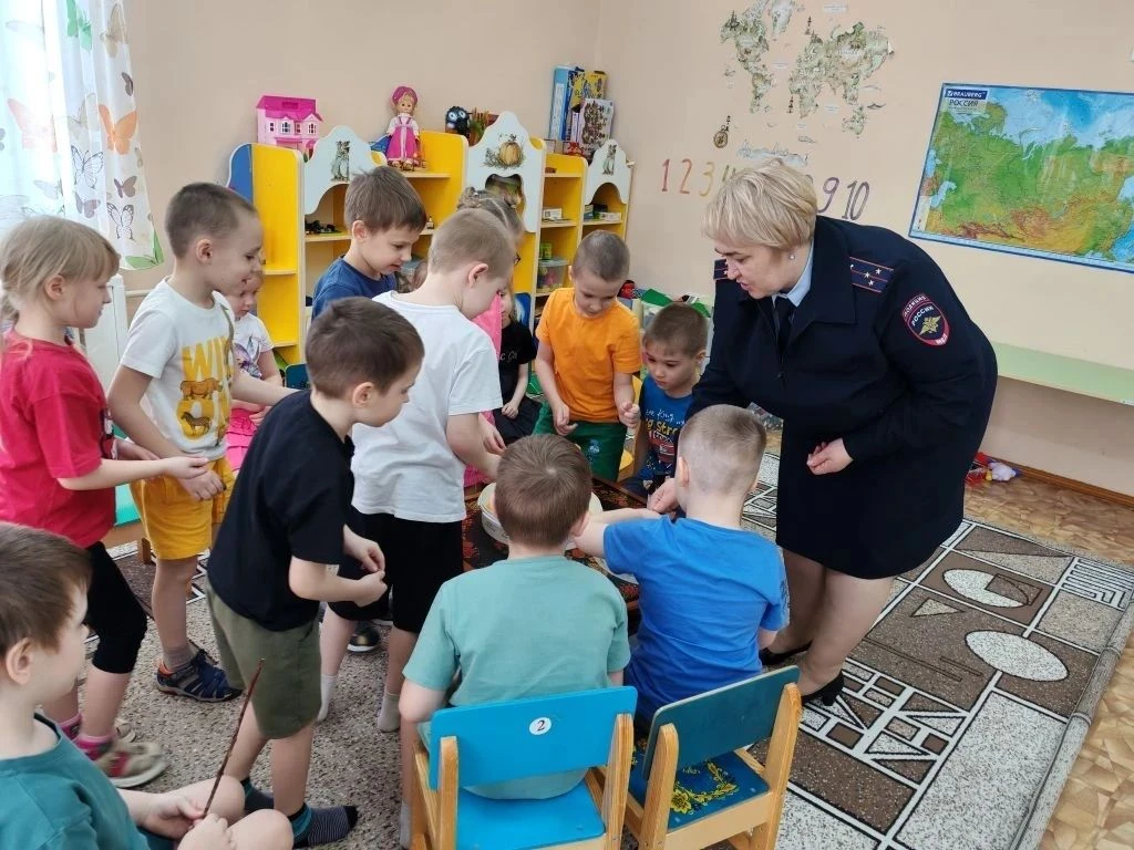 Весенняя оттепель: юные пешеходы Северо-Енисейского учатся безопасности на дорогах! 🌸🚗            