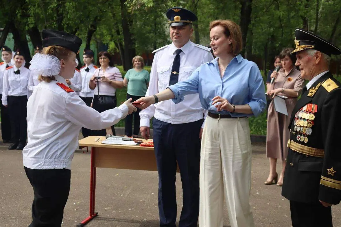 ✨ В нашей школе в мае прошла торжественная церемония прощания с флагом, ставшая важным событием в жи