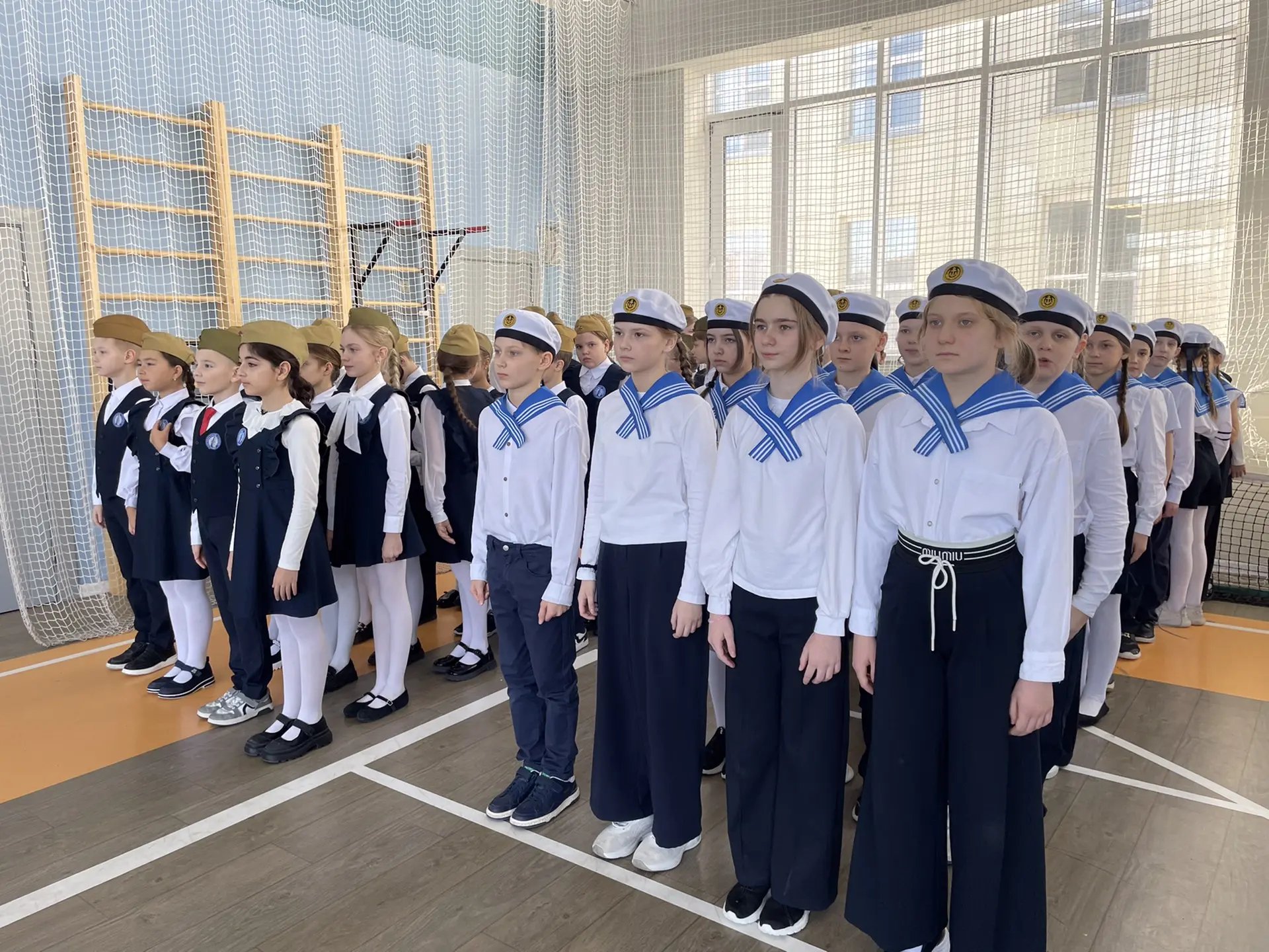 🇷🇺 19 февраля обучающиеся 4-х классов приняли участие в «Смотре строя и песни», приуроченном к предс