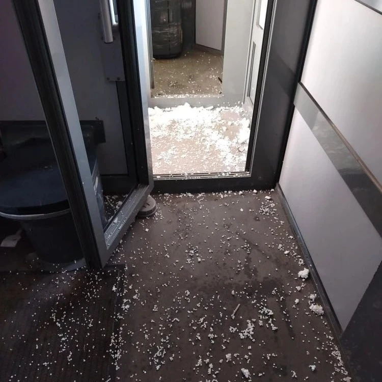 🤬 Дети разгромили общественный туалет в сквере в Южно-Сахалинске  Несовершеннолетние порезвились в о