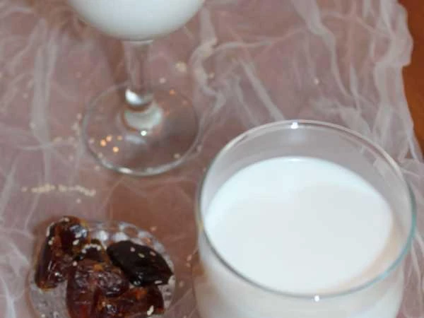 🥛 Кунжутное молоко

Ингредиенты:
🥣 Кунжутное семя – 0,5 стакана
💧 Вода кипячёная – 1,5 стакана
🍯