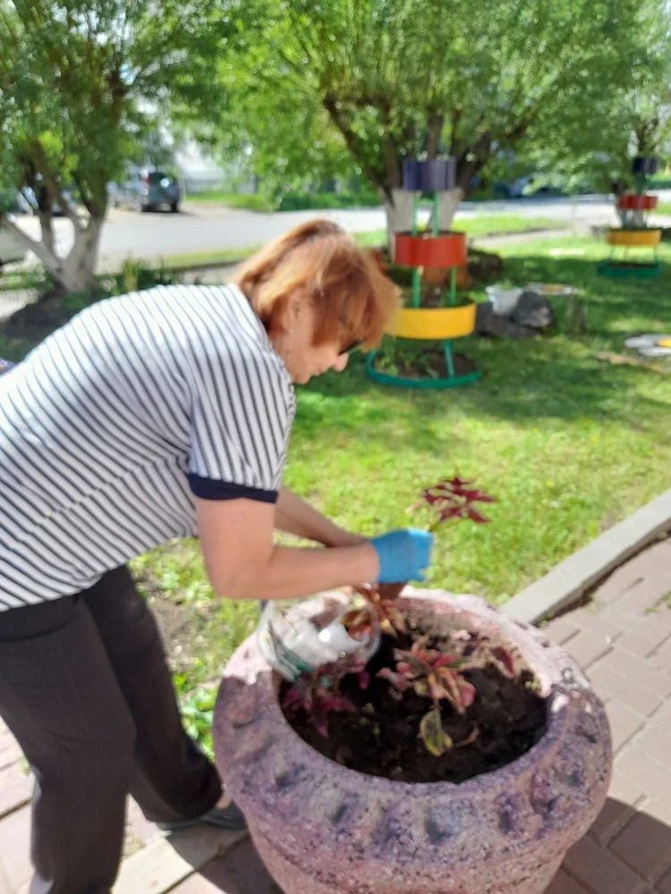 ☀️ Лето — пора ярких красок и отдыха! ☀
️Педагоги дома творчества вложили душу в обновление территор