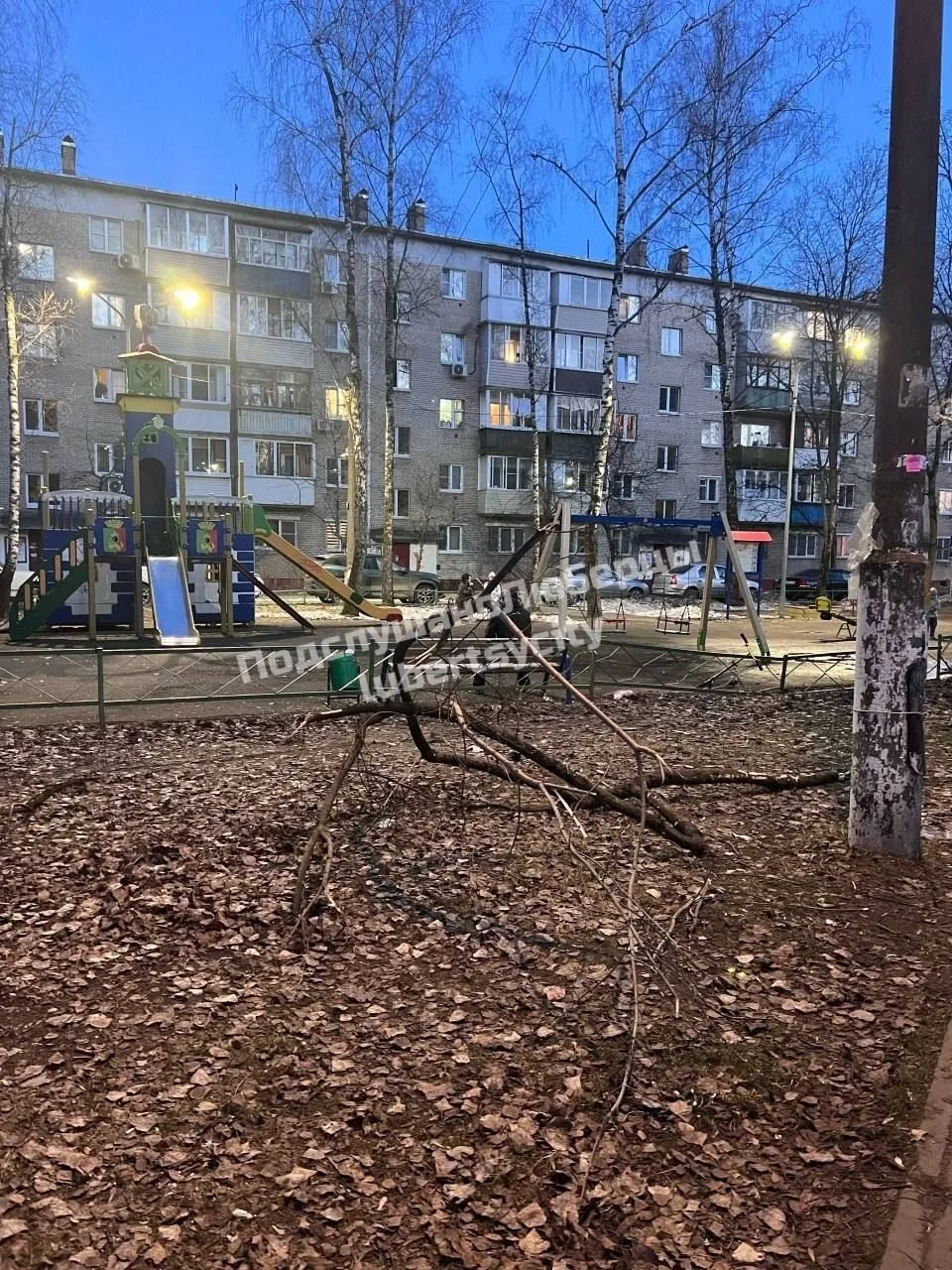 📍 Люберцы, Гоголя, 14: ветка угрожает детям  Уже месяц на детской площадке лежит сломанный сучок. Иг