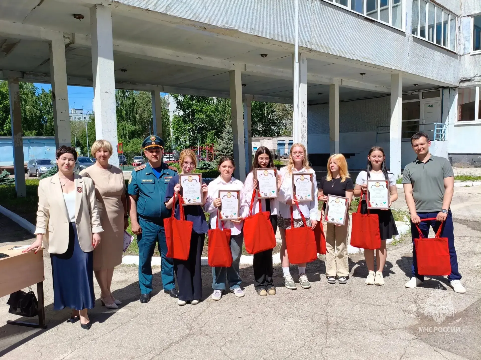 Награждение победителей Всероссийского конкурса «Неопалимая Купина»  Сегодня на торжественной линейк