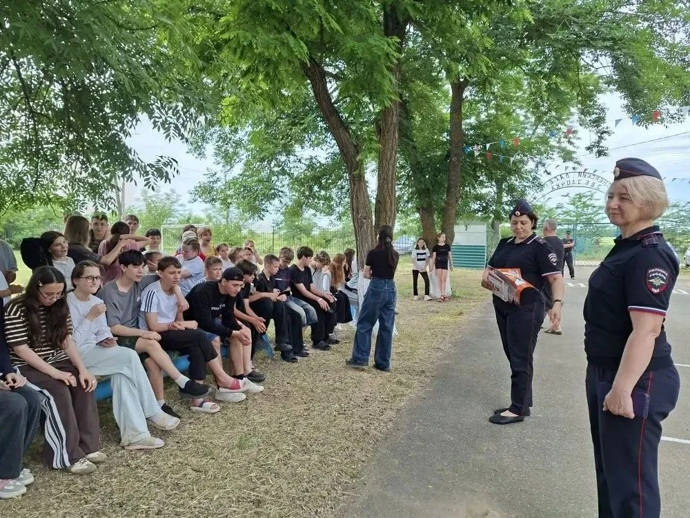 Полицейские встречаются с детьми во время их каникул

Традиционно в период летних каникул сотрудники