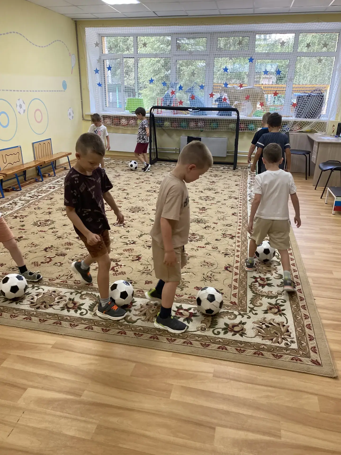 ⚽ Футбол в детском саду: больше, чем просто игра! ⚽
Отработка ведения мяча в футболе  комплексно раз
