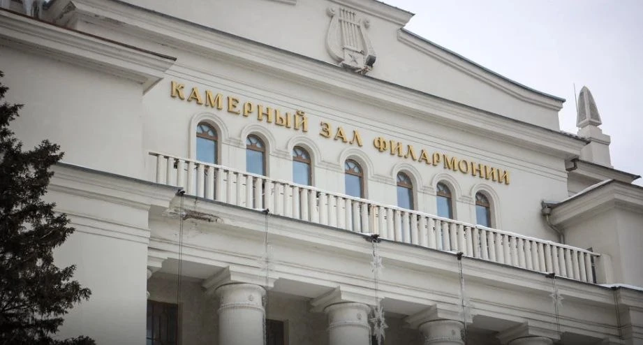 На фасаде Дома Ленина 6 мая включат видеотрансляцию о музыке Победы. Меппинг - трансляц...