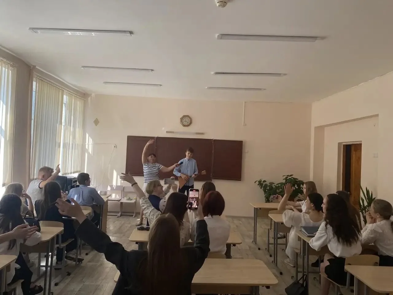 Сегодня 7-й класс устроил настоящий праздник для 11-го!

Поздравления выпускникам 11 Б прошли в форм