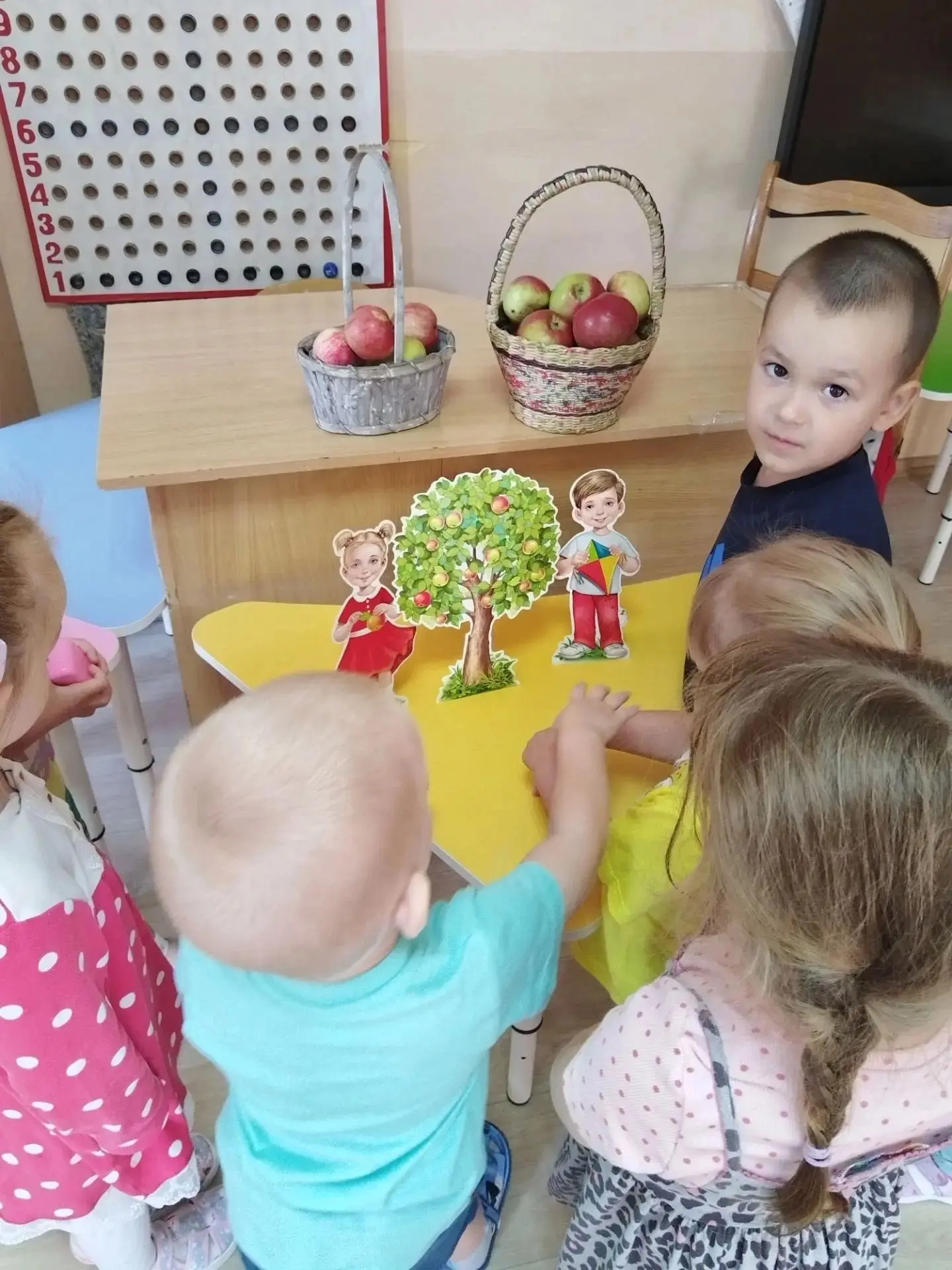 Сегодня в группе "Ягодка" прошел тематический день, посвященный народному празднику - Я...