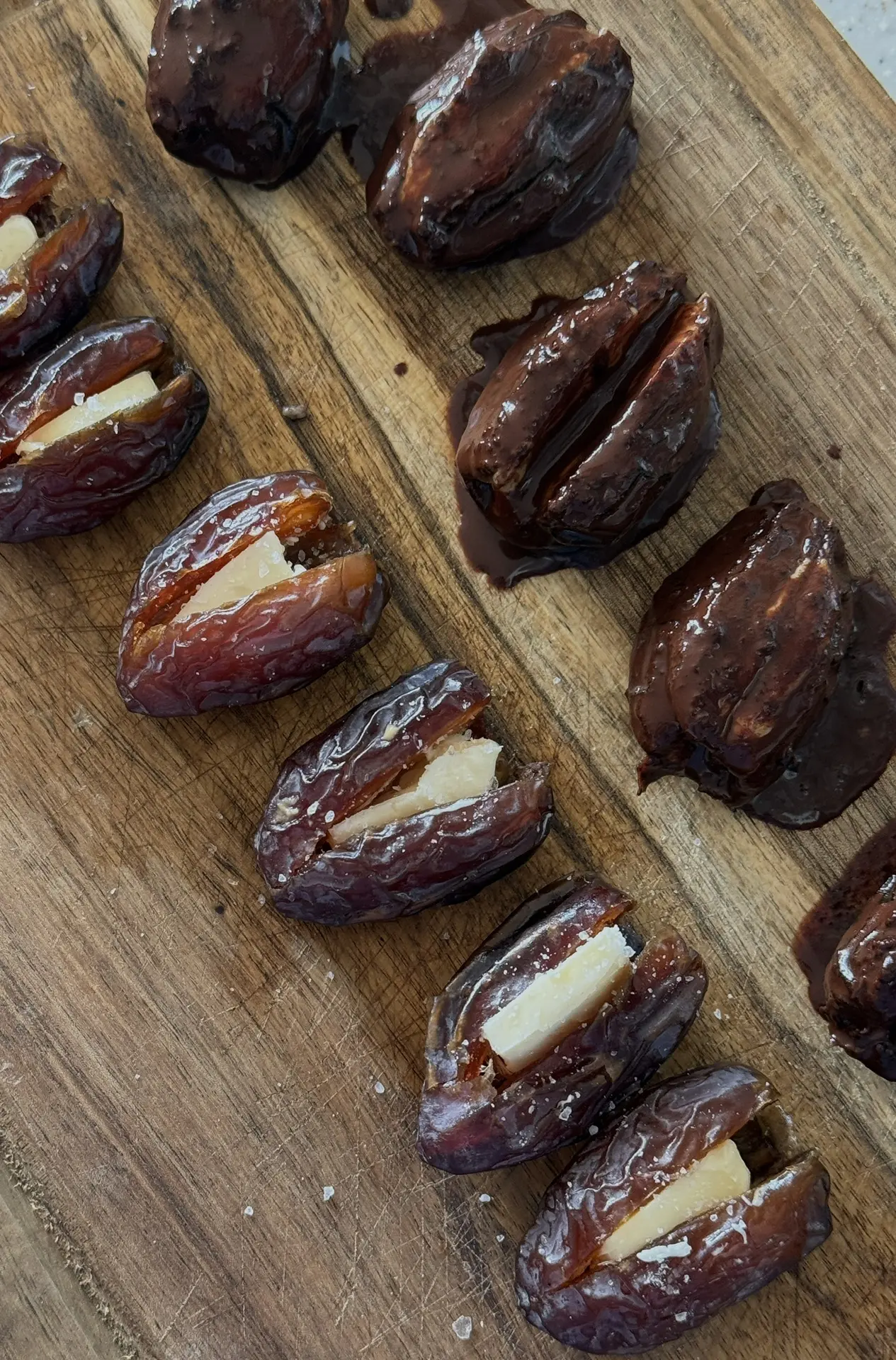 готовила вчера любимый snack к утреннему капучино - финики  + арахисовая паста в темном шоколаде /сл