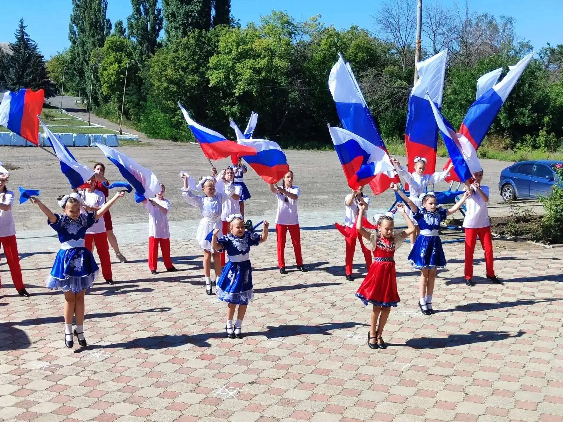 «Цвета Родины»: Флешмоб, зажегший сердца в Кировском городском Дворце культуры