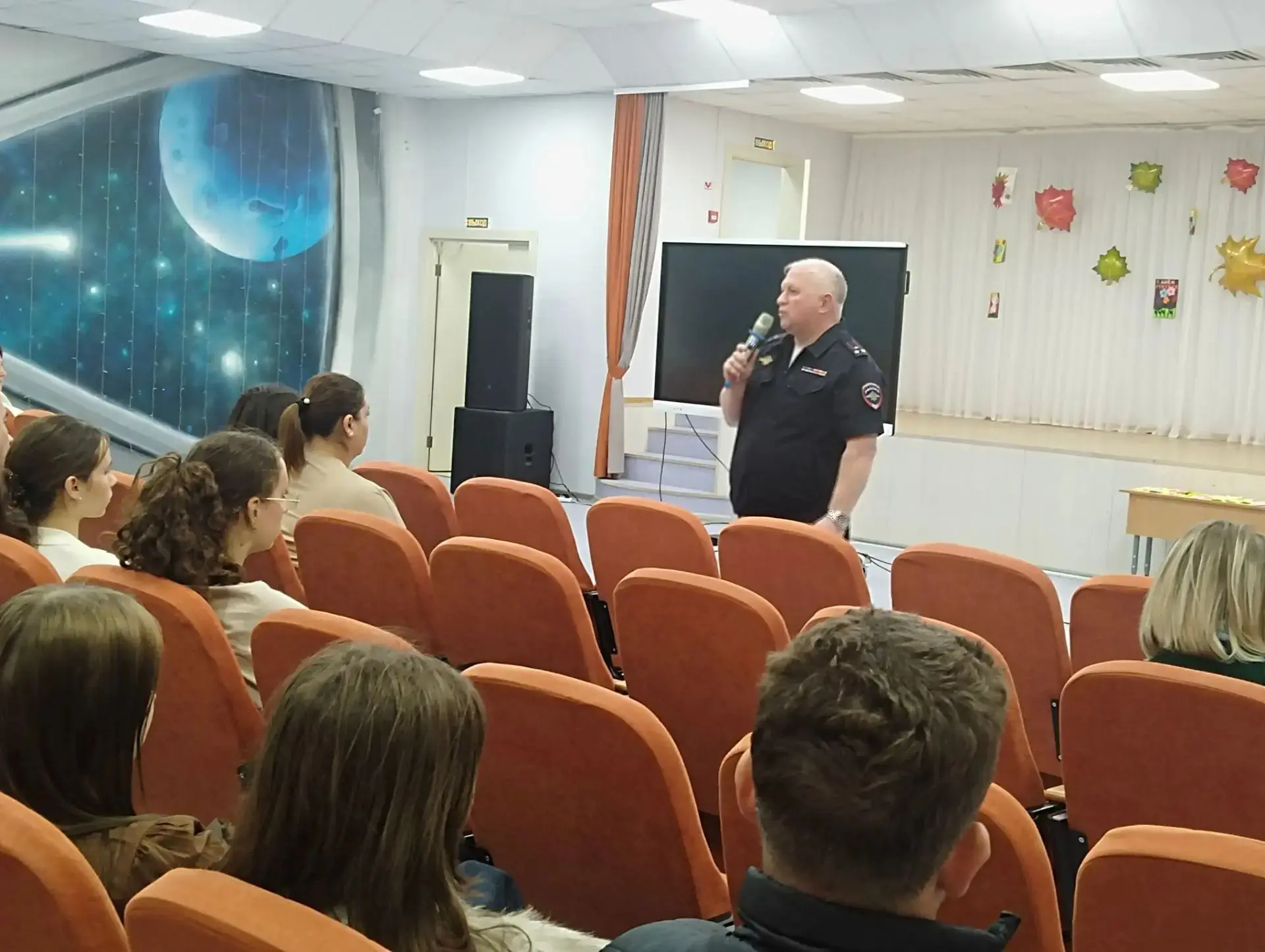 🚔 В Калуге заместитель начальника УМВД встретился со старшеклассниками