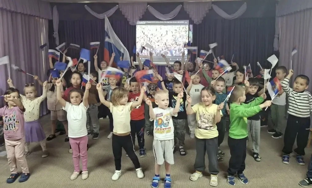 🇷🇺 С Днём России, друзья!

Празднование Дня России прошло во всех садах и школах города. 
Это были