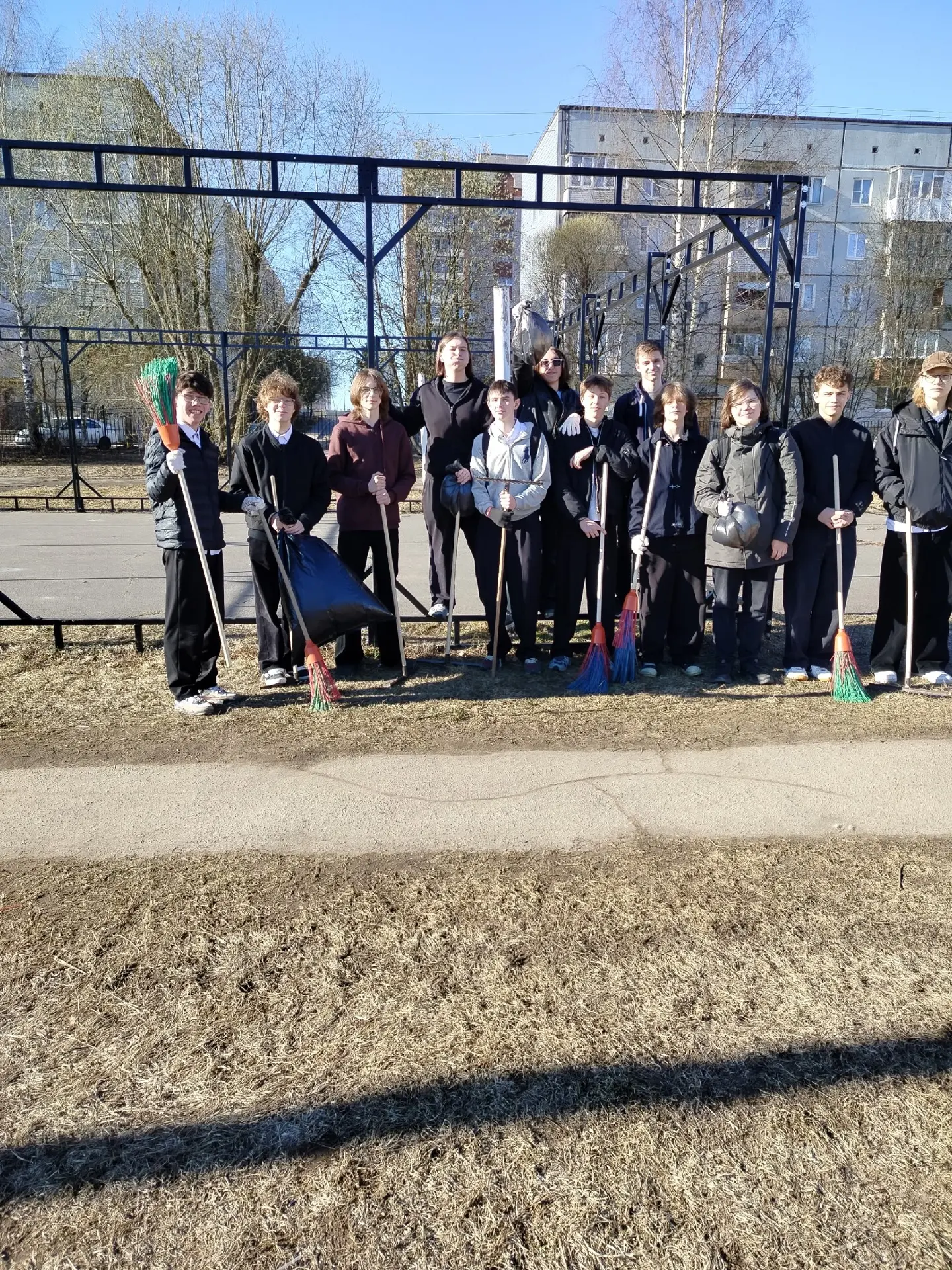 ШКОЛЬНЫЕ СУББОТНИКИ  — в самом разгаре 🧹  Уборка превращается в настоящее командное приключение с об