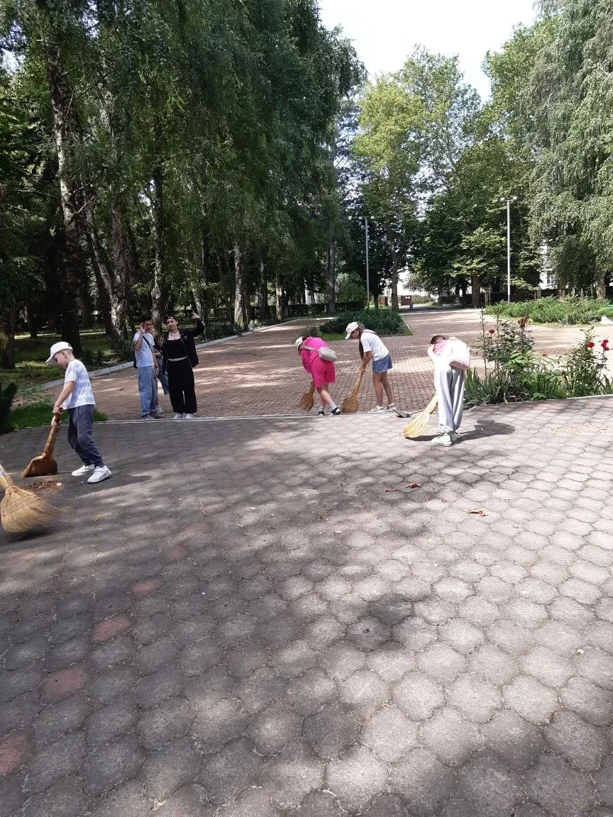 Ученики нашей школы наводят порядок у памятника «Родина‑мать» к 22 июня — Дню памяти и скорби. Их тр