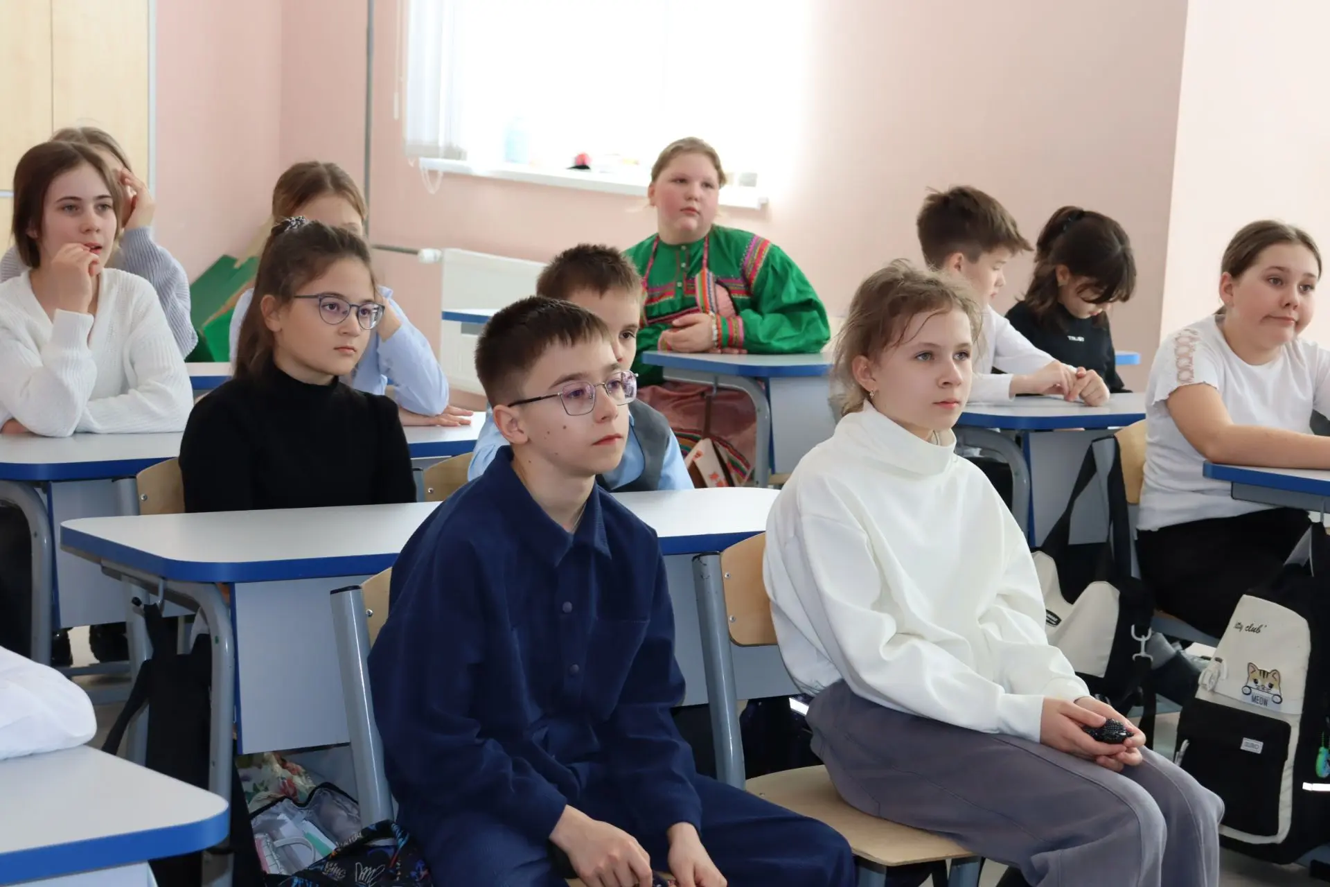 🇷🇺Сегодня в 4 «В» классе прошёл тематический урок «Тайны мира эрзян и мокшан», посвящённый культуре 