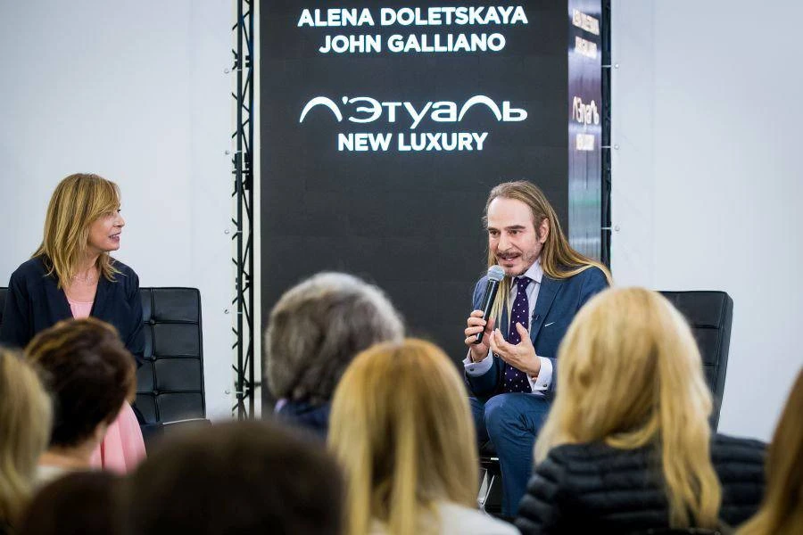 Zara теперь даже не придется копировать образы с показов , у нее будет свой инсайдер )) А Гальяно на