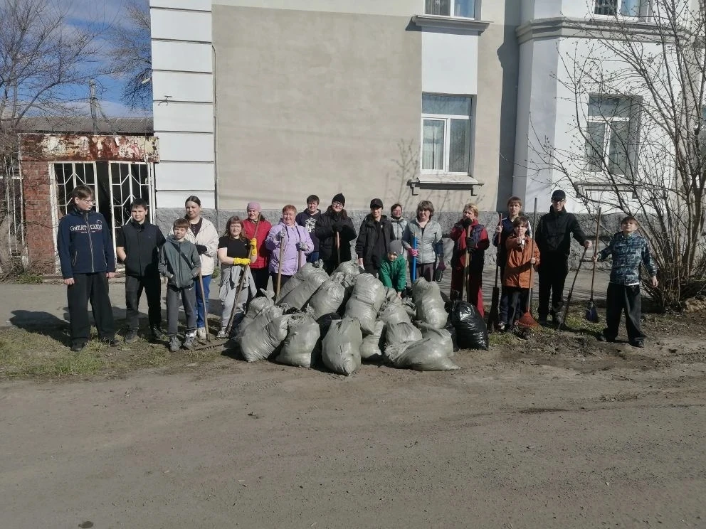 Сегодня в нашей школе был проведён субботник на всех территориях, а также убрана общест...
