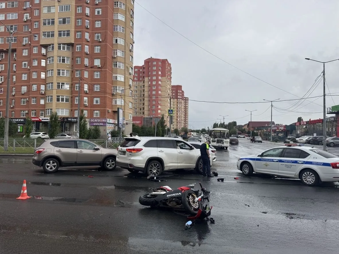 Сотрудники Госавтоинспекции Оренбурга устанавливают обстоятельства ДТП, в котором пострадал водитель