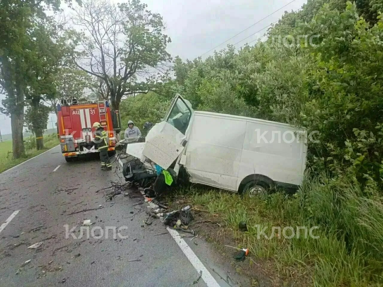 На Люблинском шоссе водитель микроавтобуса врезался в дерево и погиб 

Смертельное ДТП произошло утр