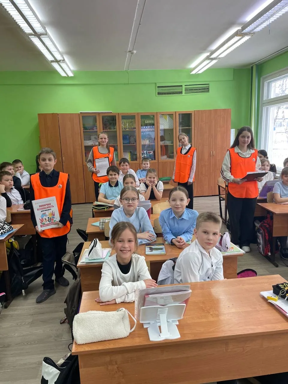 🧑‍🚒 ДРУЖИНА ЮНЫХ ПОЖАРНЫХ 🧑‍🚒   Отряд ДЮП 6 в класса провели для младших школьников мероприятие по п