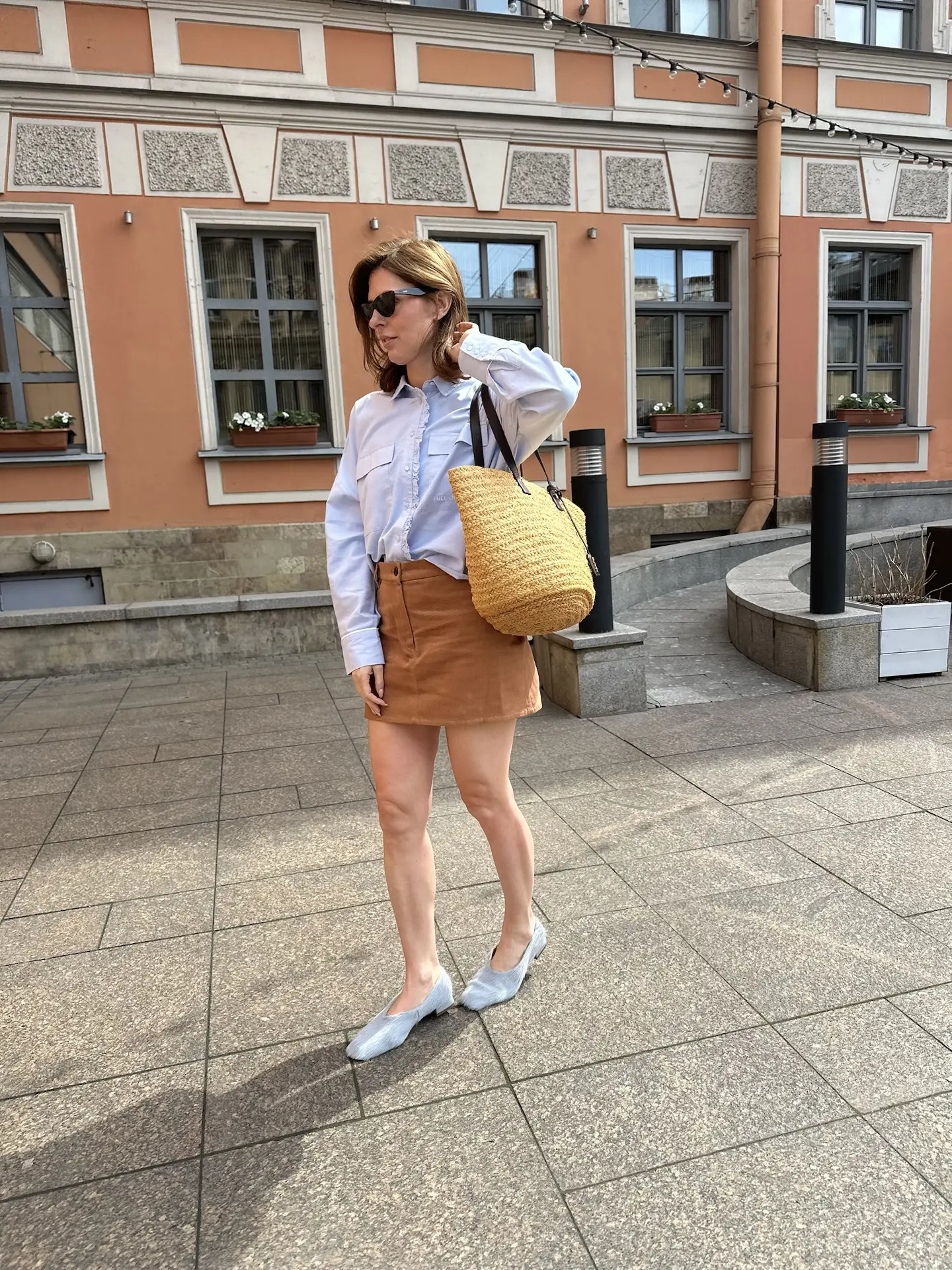 Образ дня:  Рубашка Smith&Soul Юбка aimclo Туфли Askent Сумка YSL  Очки Celine