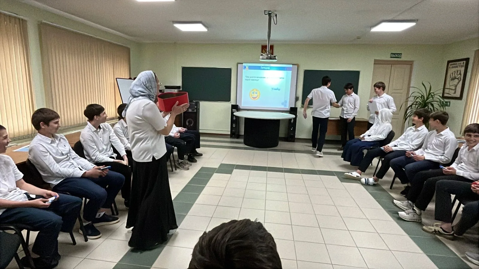 🗣️ В 8 «В» классе прошёл классный час-тренинг на тему:  
«Общение в жизни человека» ✨  

В ходе мер