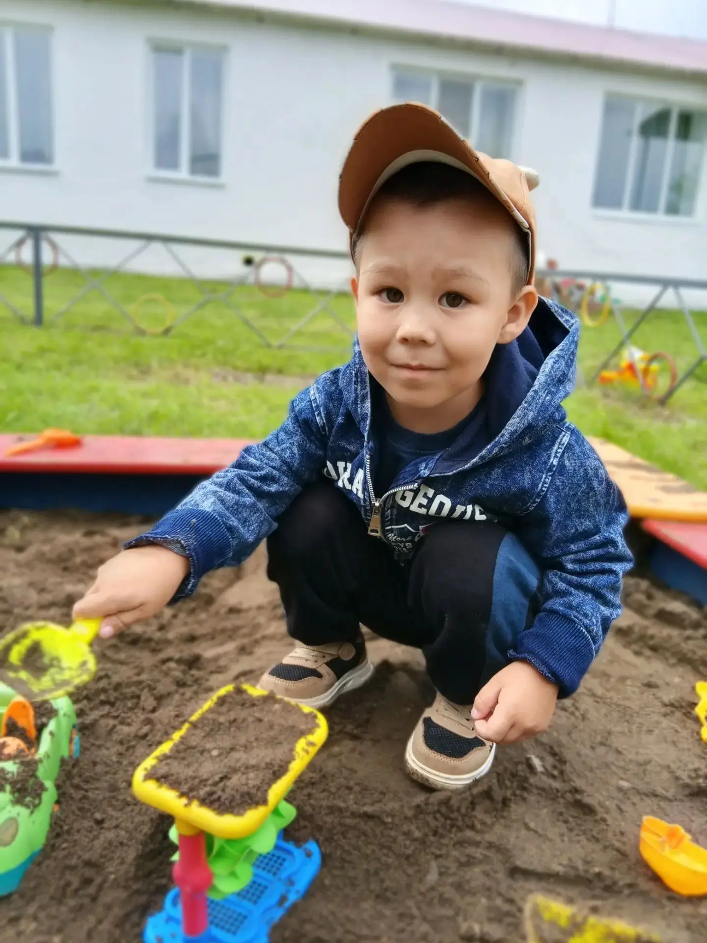 День игр в песочнице в детском саду — это веселый и полезный праздник, который включает...