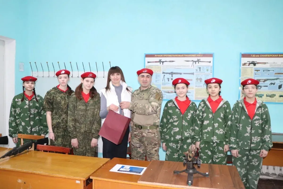 Юнармейцы нашей школы поздравили с Международным женским днем 8 марта педагогов школы, волонтеров из