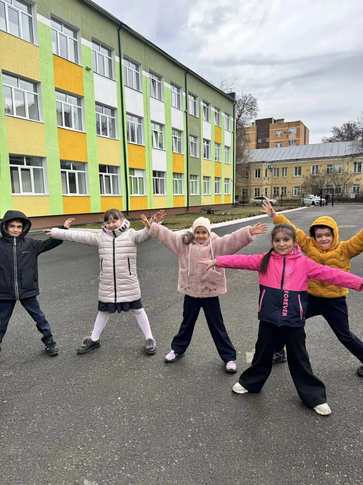 Сегодня, в рамках Дня здоровья, в начальной школе развернулись интерактивные площадки под ярким назв