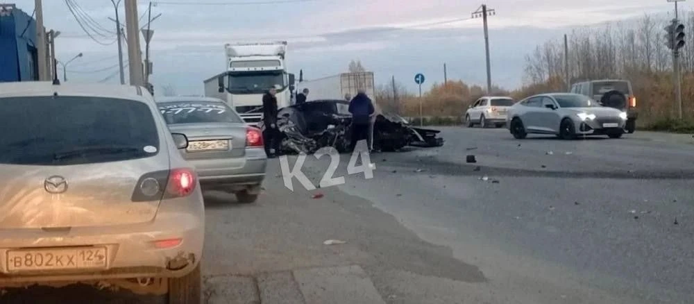 Смертельное ДТП произошло этой ночью на объездной дороге в Ачинске. Таксист влетел в фуру.