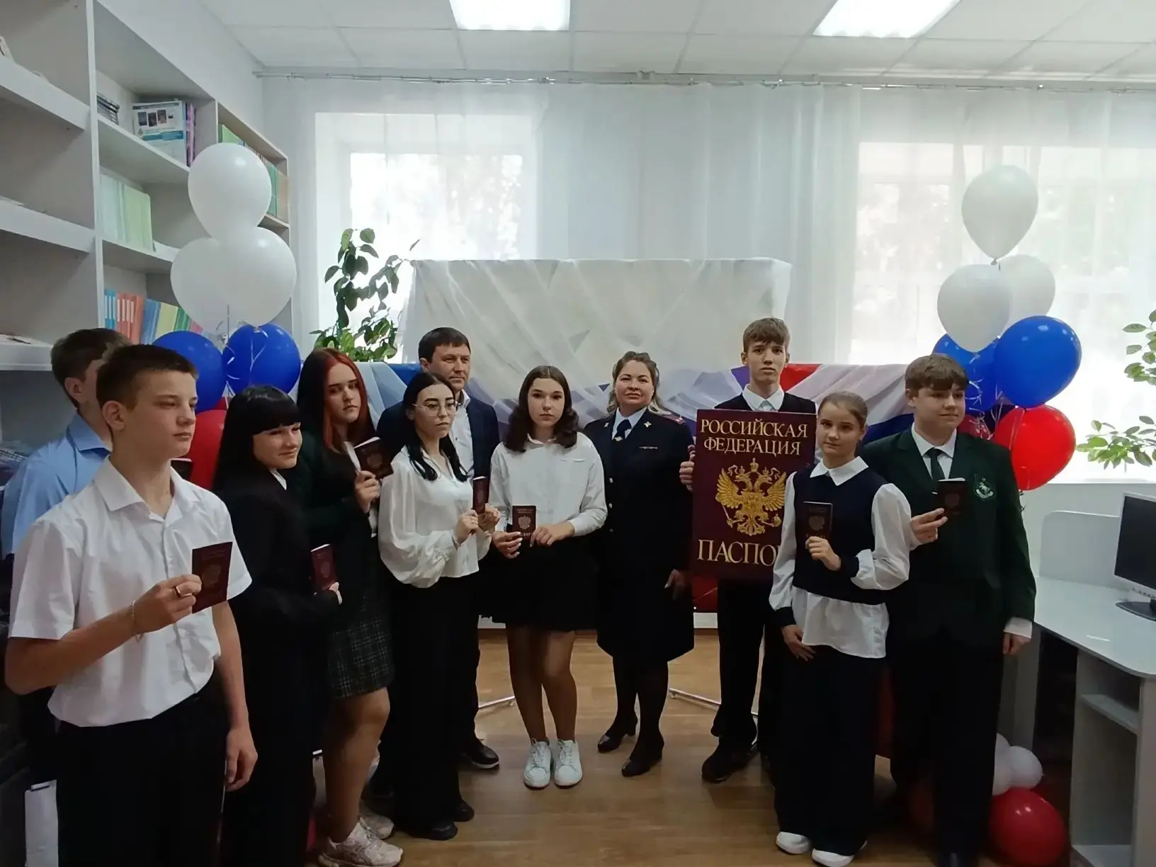 🇷🇺 Торжественное вручение паспортов 14-летним гражданам России
 
11 июня ко Дню России в центральн