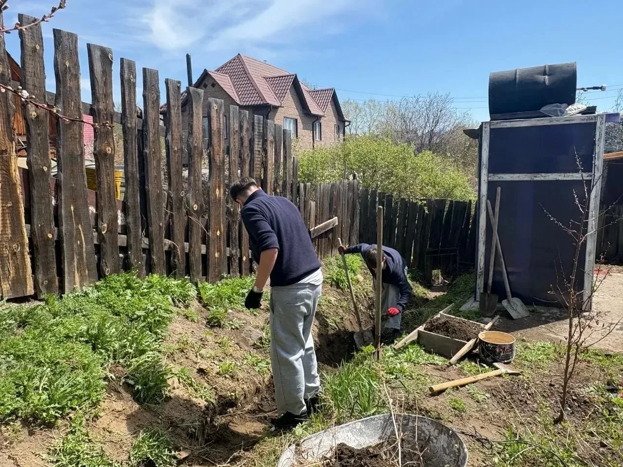 🌱 Доброе дело — с заботой о старших!  Волонтеры Улан‑Удэнского колледжа железнодорожного транспорта 