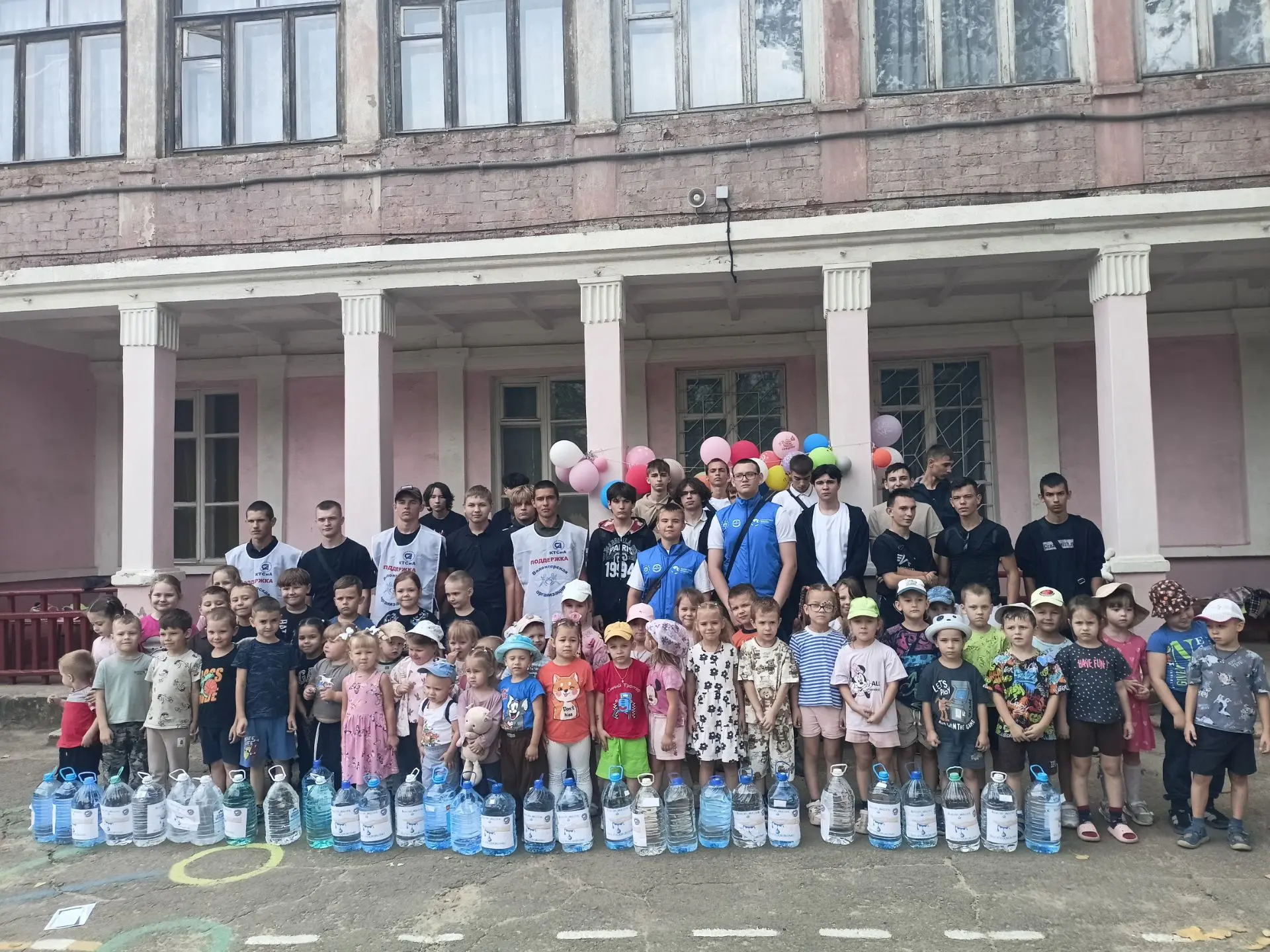 В память трагических событий в Беслане 2004 года волонтеры КТСТиА, участвующие в акции ...