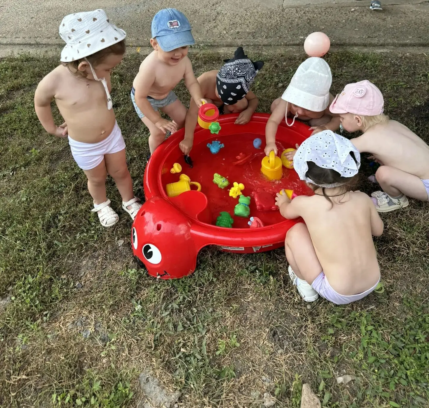 😊♥️Наши самые маленькие зайчата поэтапно привыкают к детскому саду👍😊Весело играют,учатся быть одн