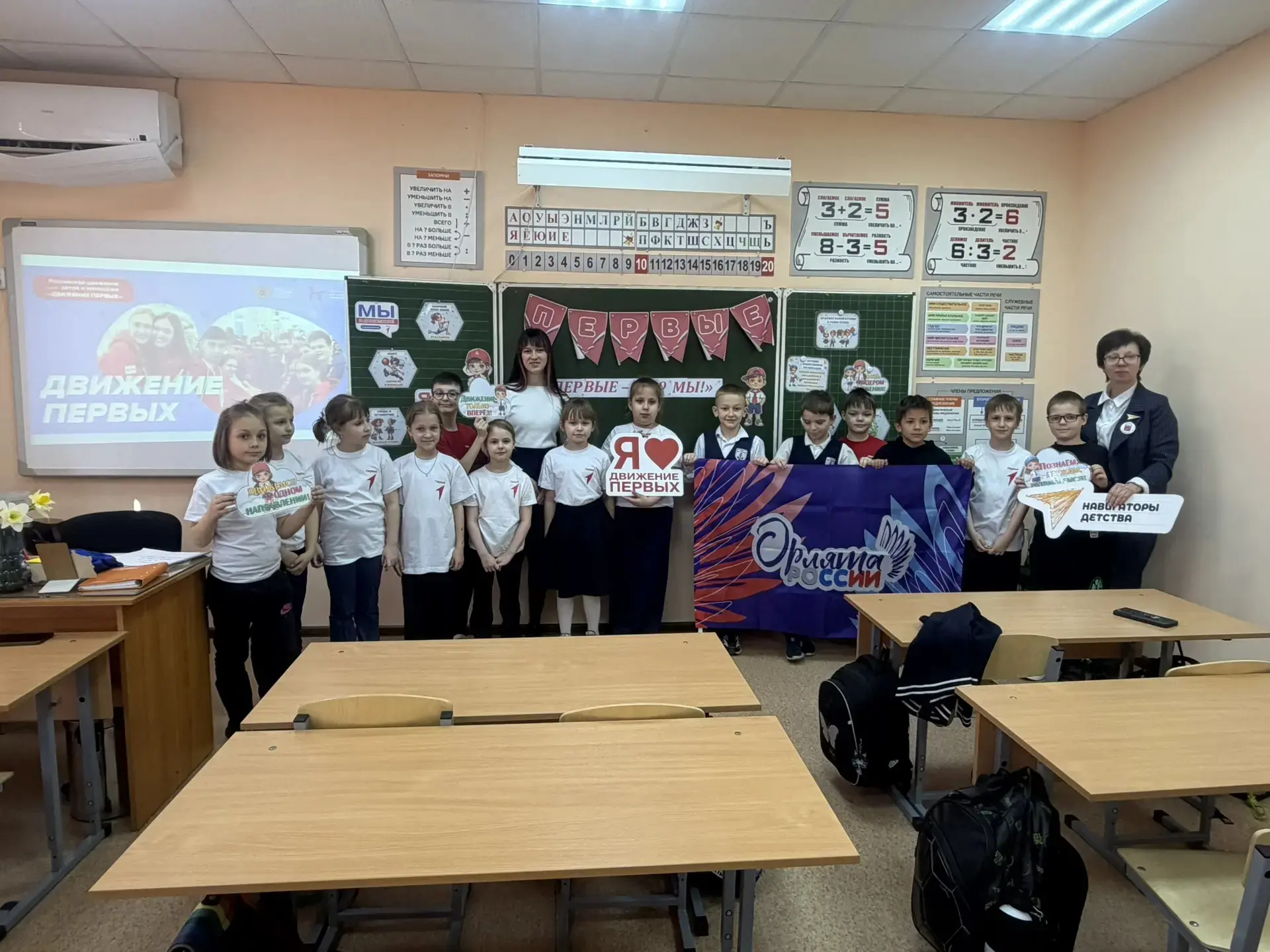 🧑‍🏫Лидеры среди нас: «Первые — это мы!» Встреча поколений в Движении 🤝✨  Сегодня в нашей школе произ