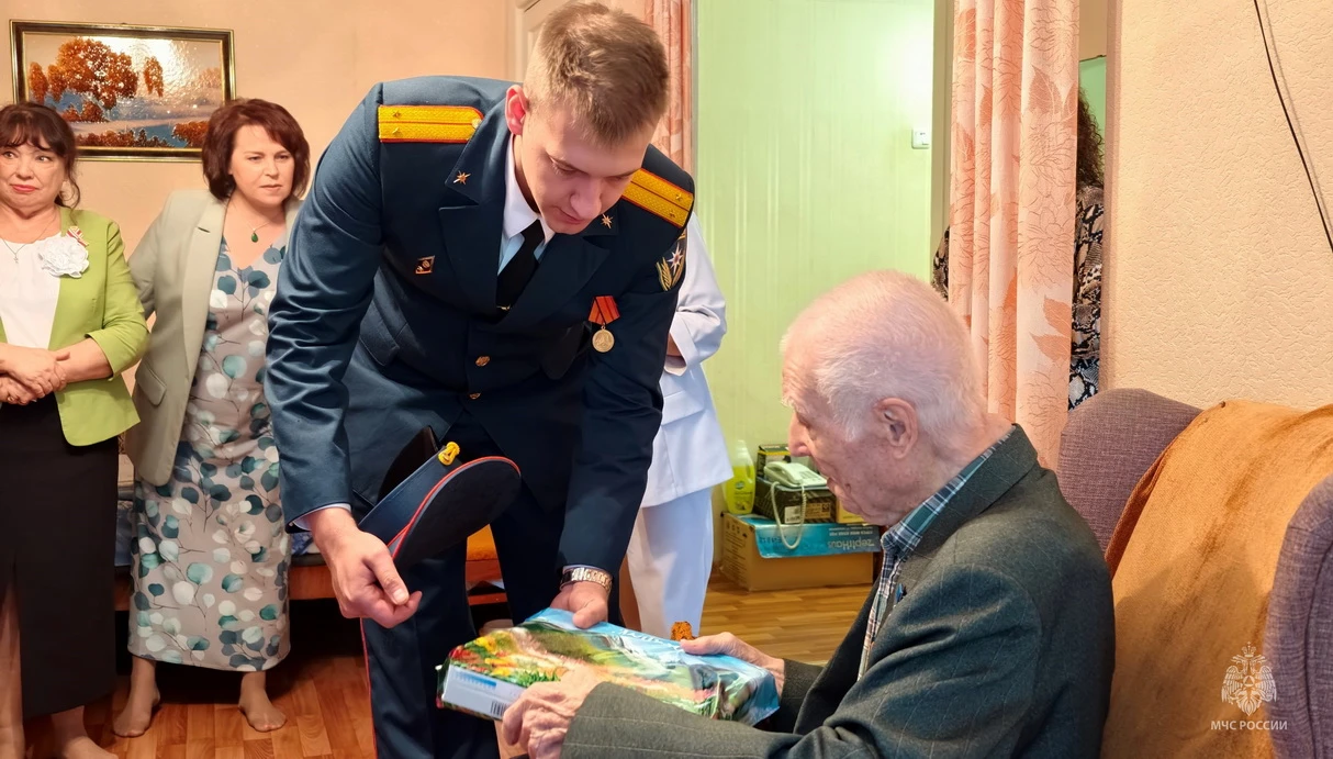 Дождь не стал помехой для песен с ветеранами в честь 81-й годовщины окончания Второй ми...