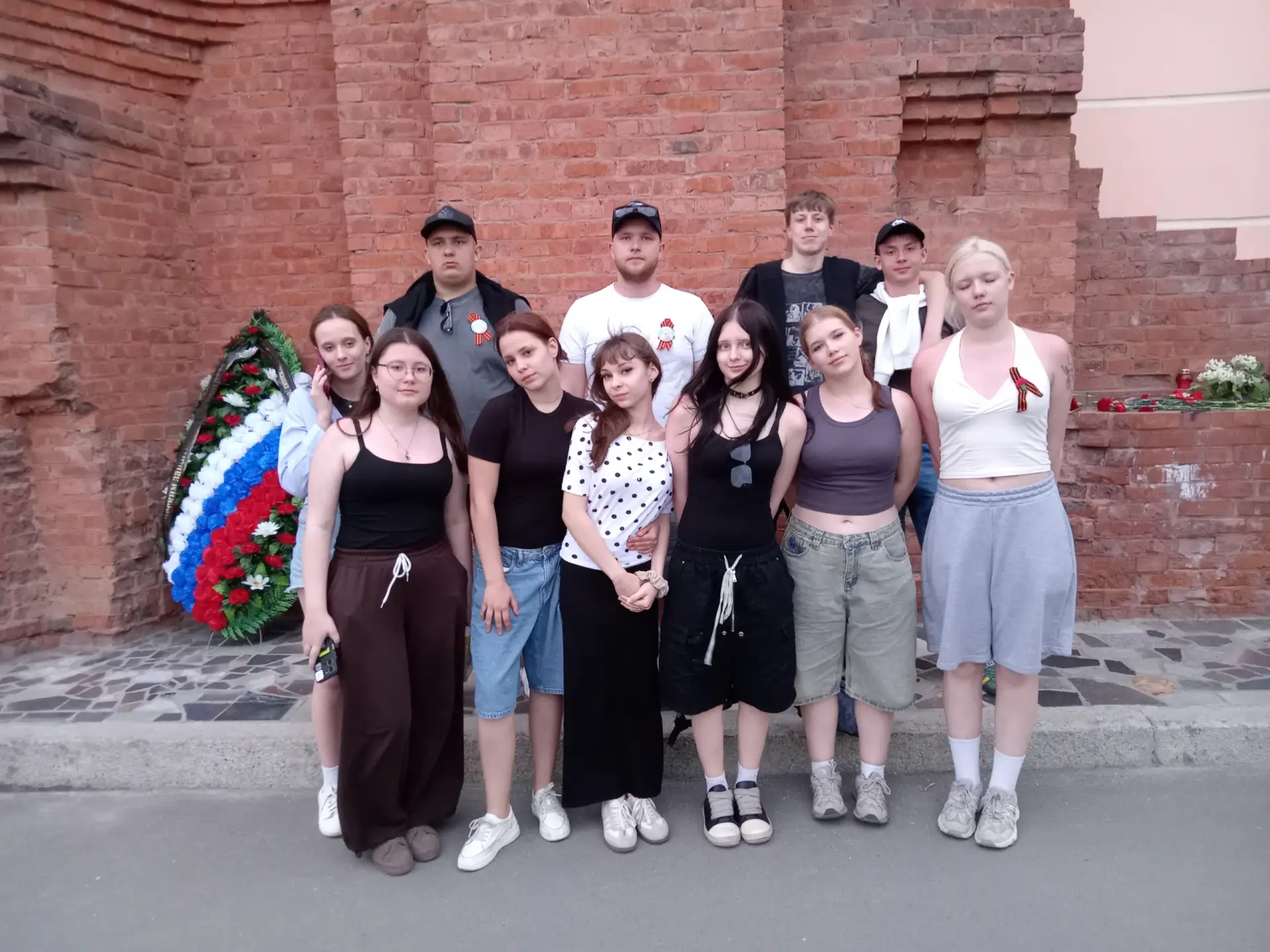 9 мая, в День празднования Великой Победы, студенты групп ВЭВХ252 и ВЭВХ432 с классным руководителем