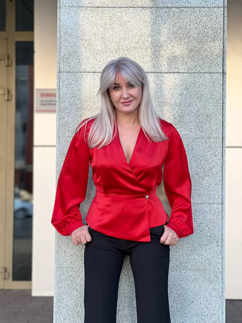 Красная блуза на запах: V‑образный вырез подчёркивает линию шеи, а аккуратная баска изя...