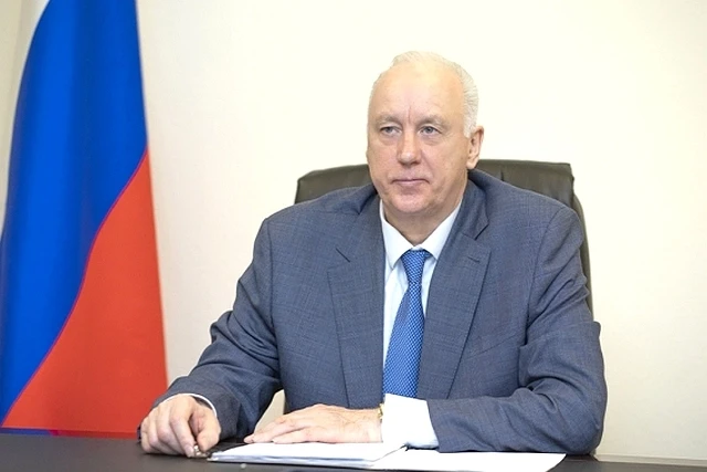 Опасные качели: Бастрыкин потребовал доклад после падения ребёнка в Петропавловске