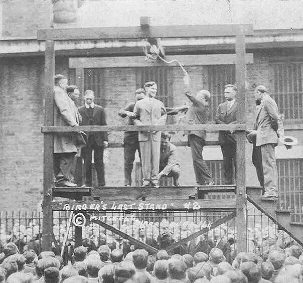 Гангстер Чарли Биргер улыбается перед казнью, США, 1928 года.