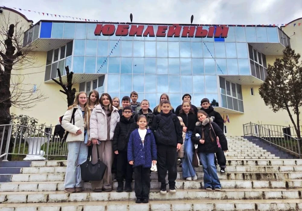Субботний разрыв шаблонов от 5 «А» и 5 "Д"! 🎬🍿   Вместо того чтобы просиживать штаны за гаджетами 📱,