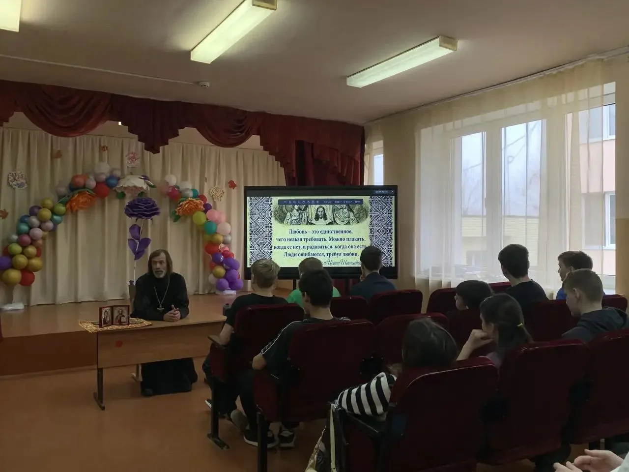 В старших классах прошла встреча с Отцом Александром в рамках проекта "Диалог со священ...