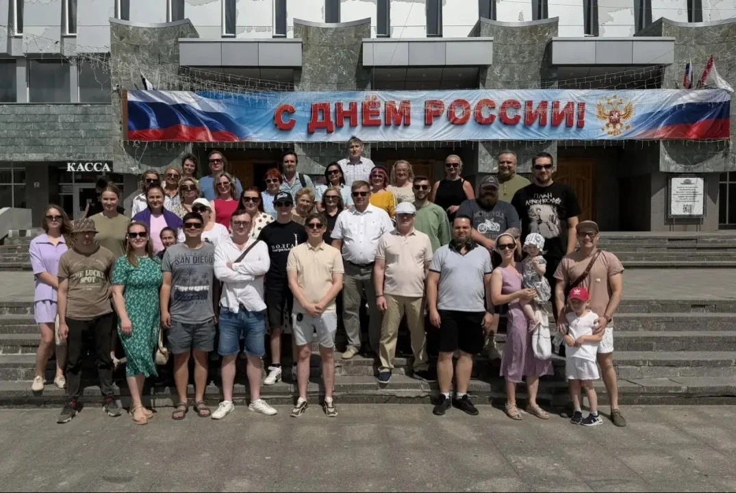Сегодня на площади Никонова шумно, ярко и очень душевно! 🇷🇺

Коллектив Академического русского теа