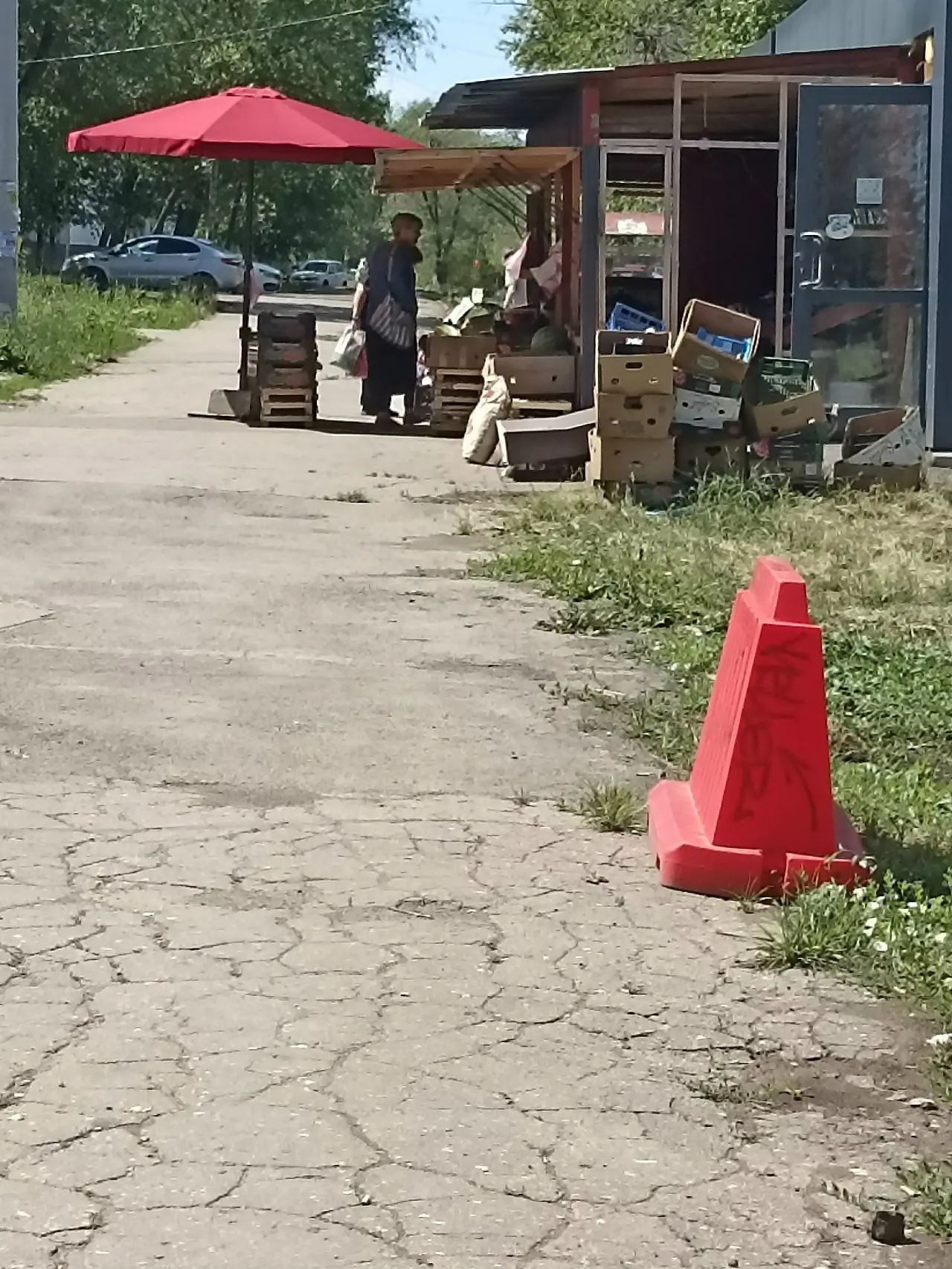 Новокуйбышевцев возмутила торговля на тротуаре на улице Дзержинского