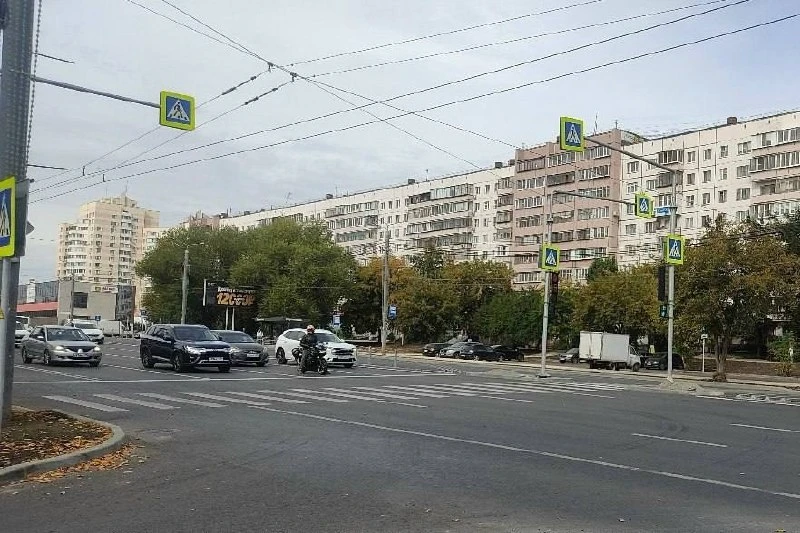 🚦 На перекрёстке Братьев Кашириных и Наркома Малышева заработали новый переход и остан...